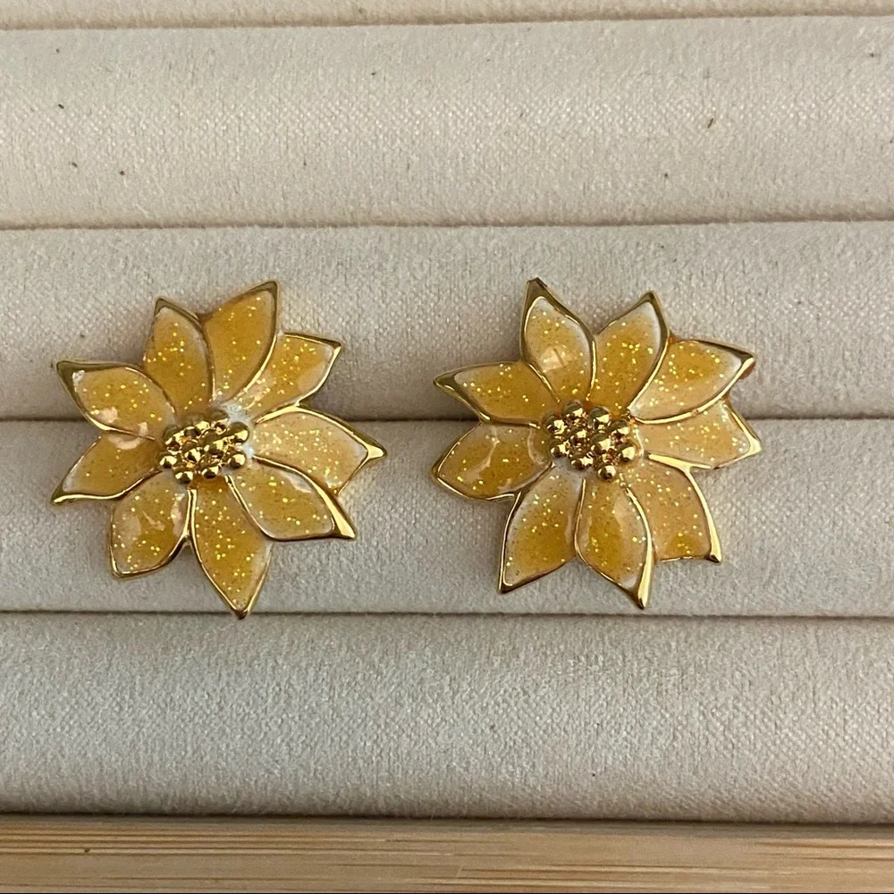 Vintage Gold Shimmery Yellow Flower Earrings 🌼 - Picture 8 of 10